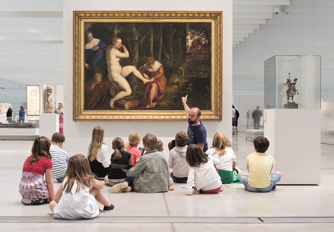 Visite enfants dans la Galerie du Temps au Louvre-Lens
