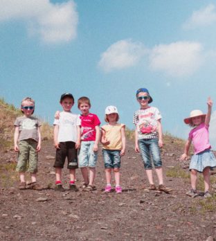 Les joies du retour au bercail - Les enfants sur le terril de Loos-en-Gohelle
