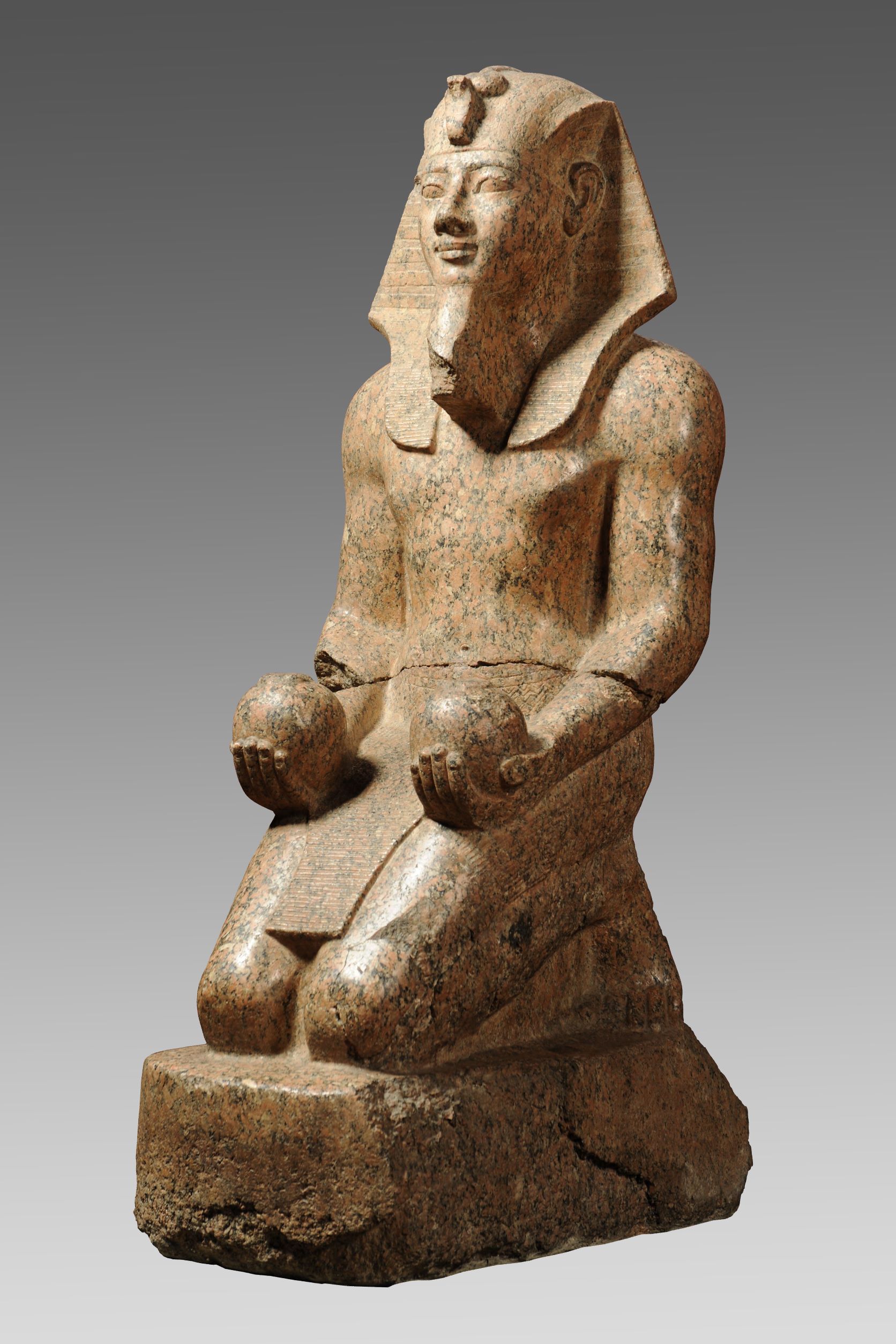Statue d'Aménophis II présente dans l'exposition Champollion la voie des Hiéroglyphes