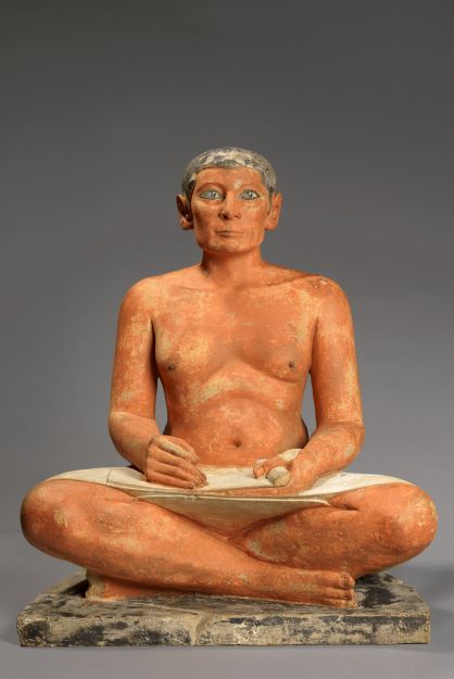 Le scribe accroupi au Louvre-Lens, dans l'exposition Champollion, la voie des hiéroglyphes
